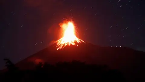 Una nueva colada de lava llega al cementerio de Las Manchas y destruye todo a su paso Una nueva colada de lava llega al cementerio de Las Manchas y destruye todo a su paso