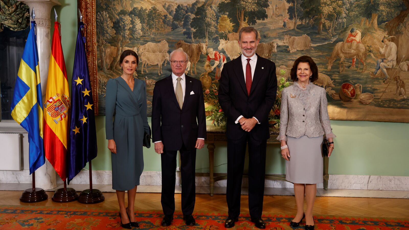 El imprevisto de la reina Letizia con su bolso que acabó con sus accesorios en el suelo