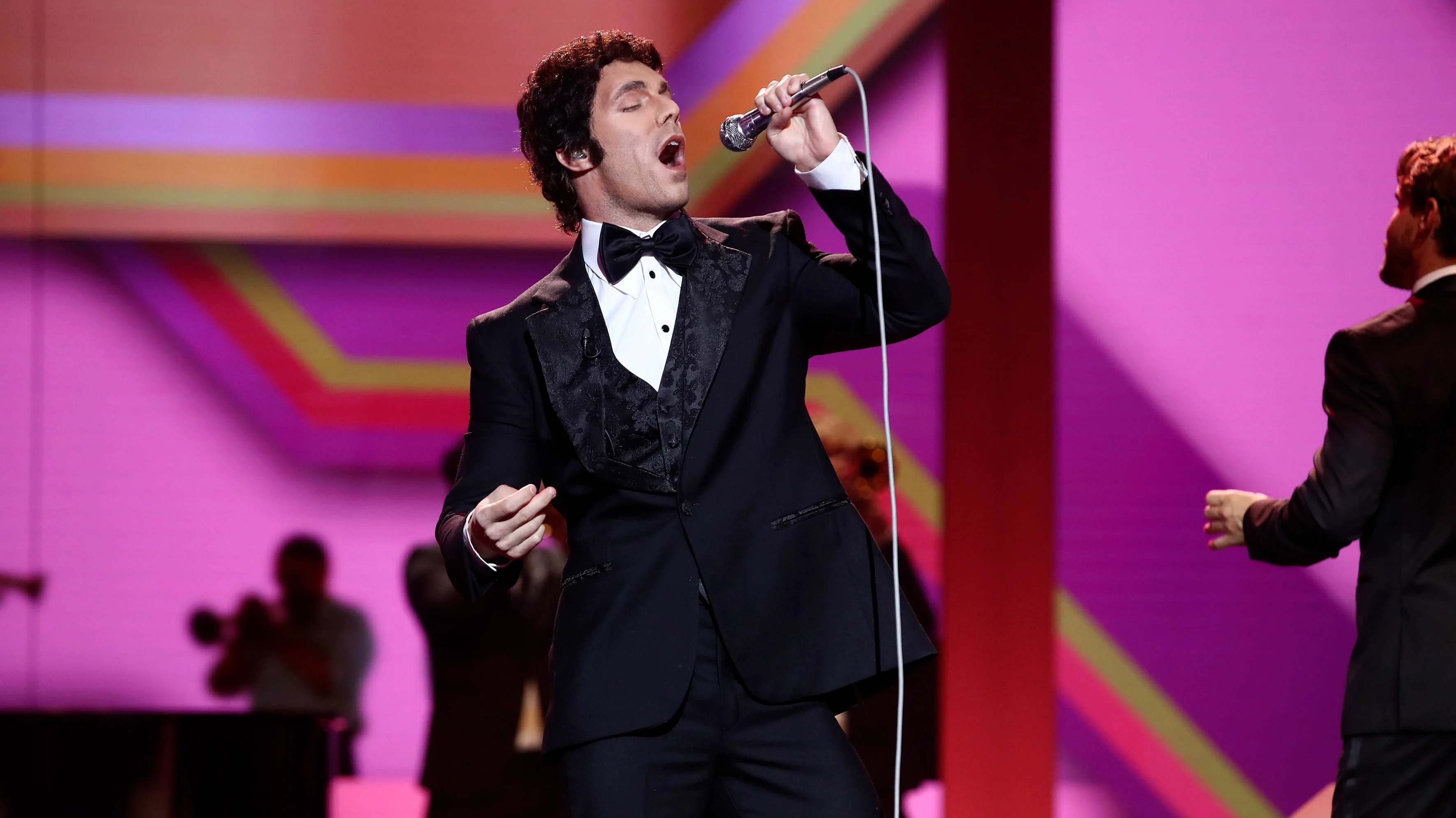 Rasel derrocha elegancia como Tom Jones en ‘It’s not unusual’