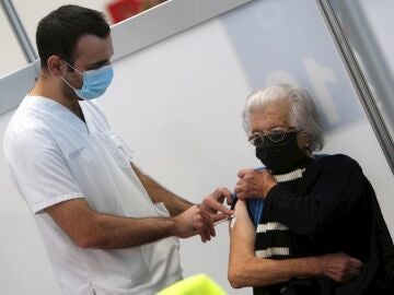 Una ciudadana recibe la tercera dosis de la vacuna en el centro de vacunación instalado en el Instituto Ferial de Vigo, IFEVI