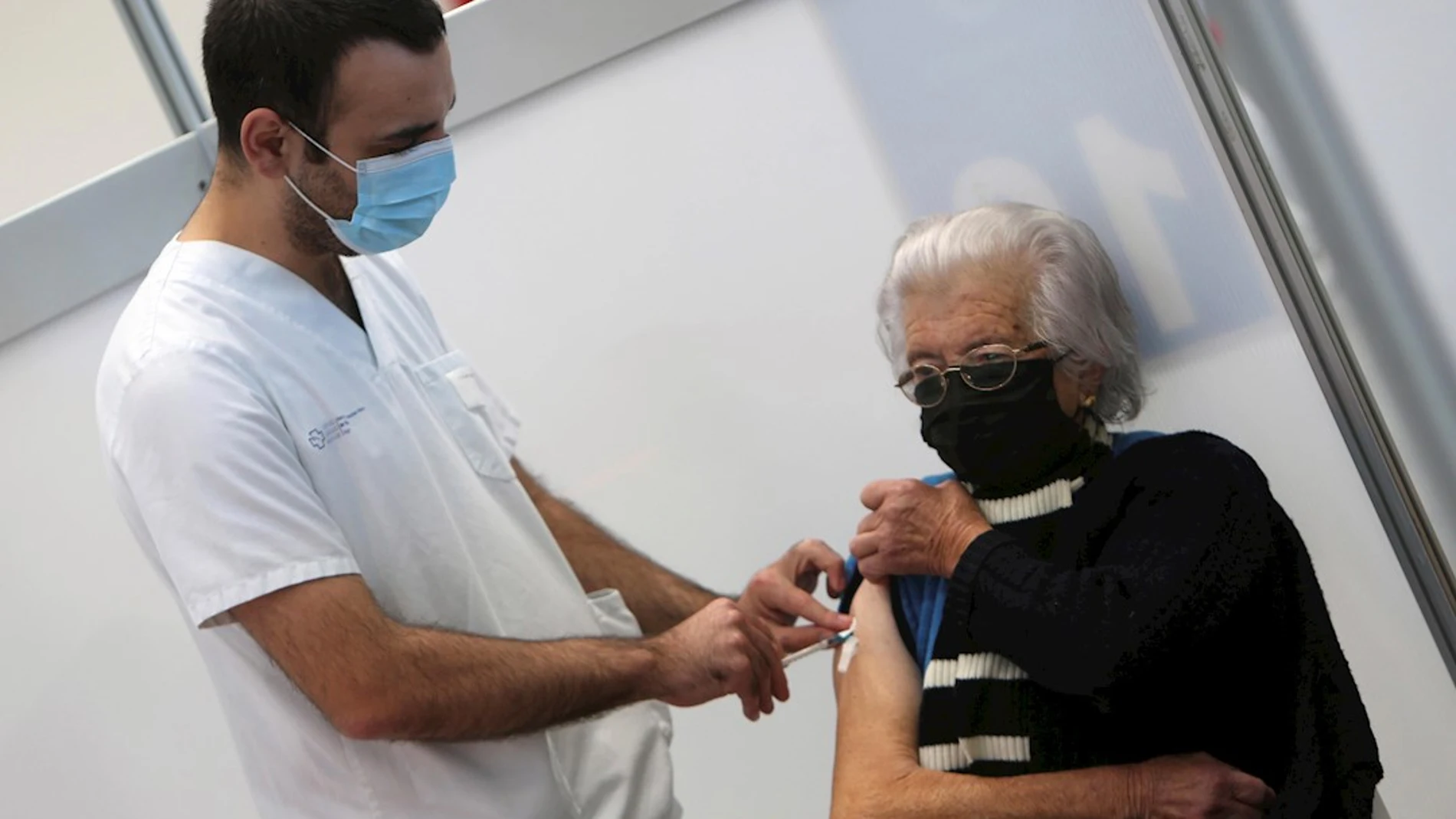 Una ciudadana recibe la tercera dosis de la vacuna en el centro de vacunación instalado en el Instituto Ferial de Vigo, IFEVI