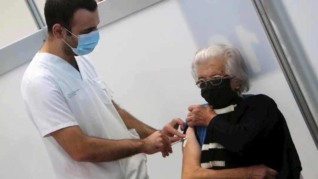 Una ciudadana recibe la tercera dosis de la vacuna en el centro de vacunaci&oacute;n instalado en el Instituto Ferial de Vigo, IFEVI