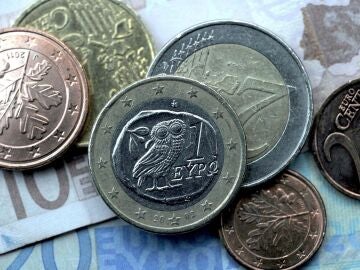 Foto de archivo de monedas y billetes de euro