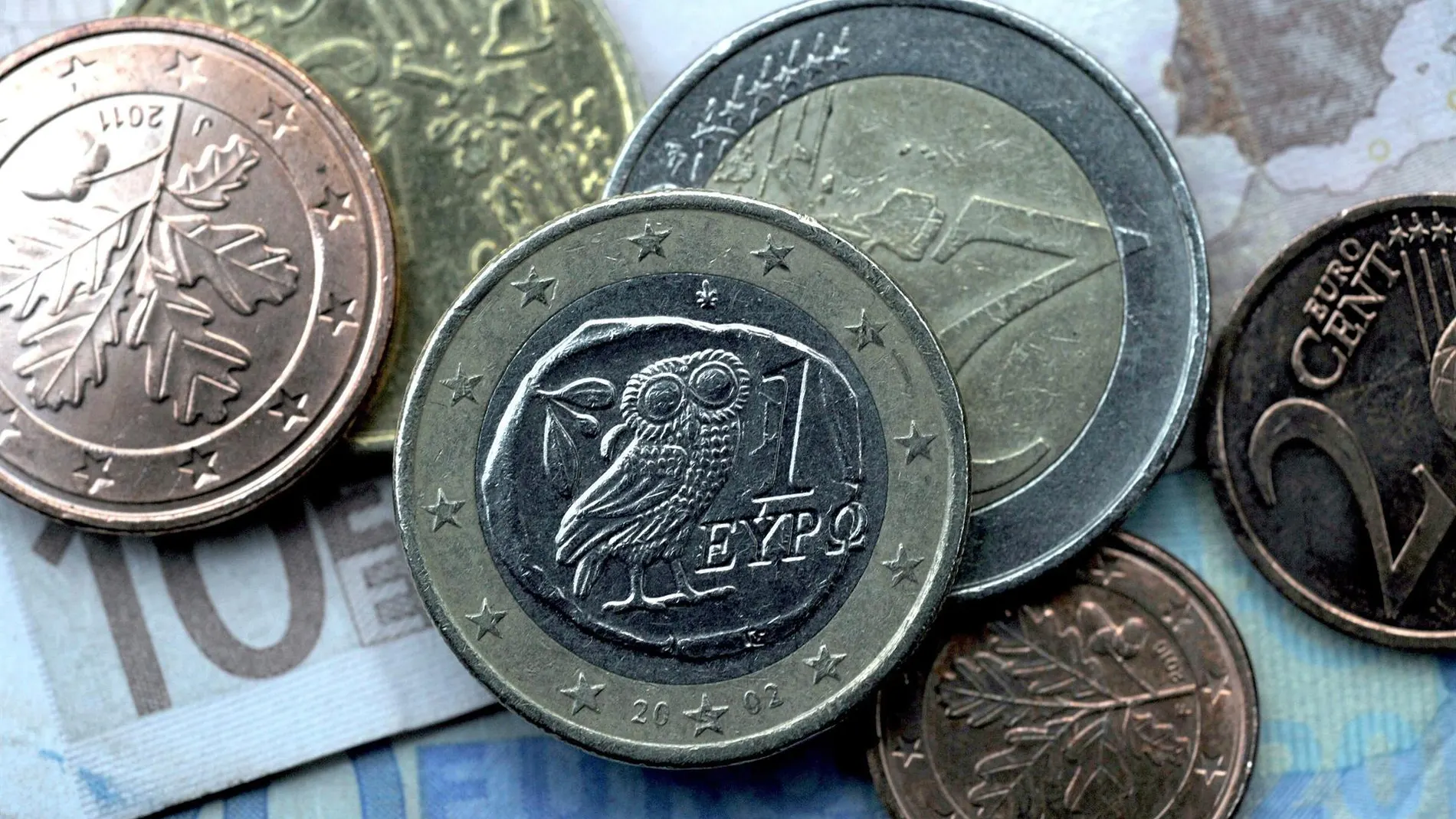 Foto de archivo de monedas y billetes de euro