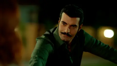 Demir trata de conseguir el perdón de Züleyha Demir trata de conseguir el perdón de Züleyha