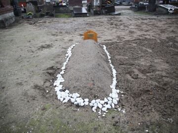 Una tumba improvisada en una playa de Calais, Francia