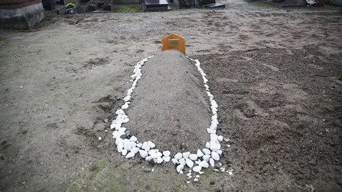 Una tumba improvisada en una playa de Calais, Francia Una tumba improvisada en una playa de Calais, Francia
