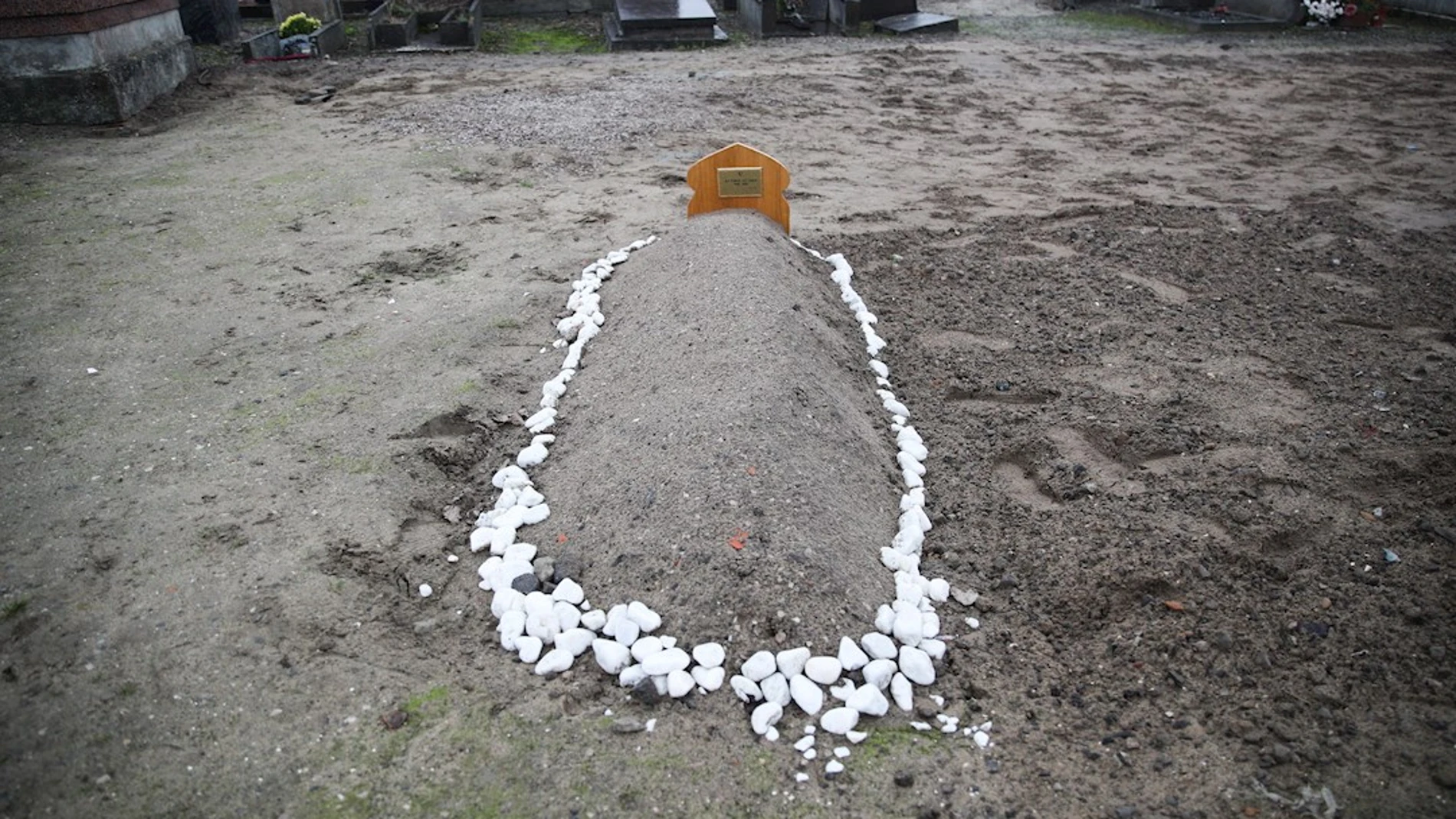 Una tumba improvisada en una playa de Calais, Francia