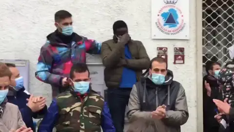 La localidad ourensana de Manzaneda se vuelca con un senegalés que quiere recuperar a su hija La localidad ourensana de Manzaneda se vuelca con un senegalés que quiere recuperar a su hija