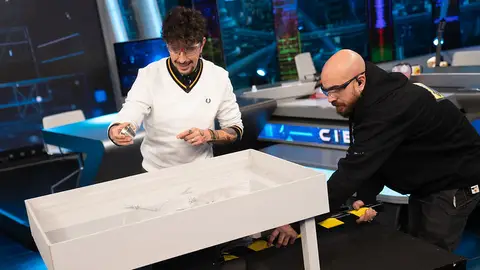 Marron crea un tornado de hierro conformando diferentes figuras: “Es precioso” Ciencia con Marron