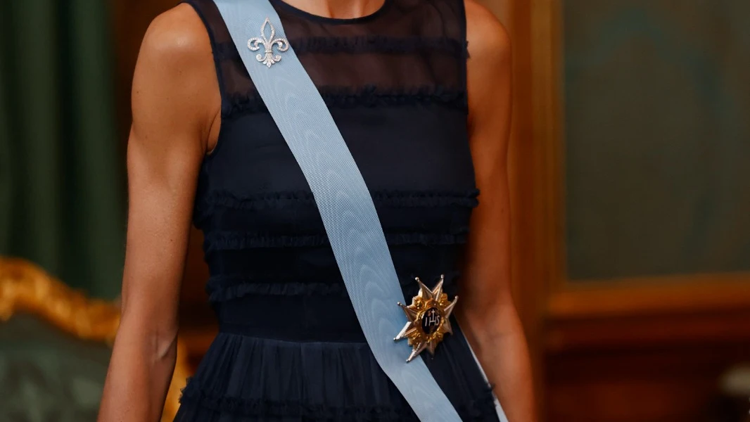 La reina Letizia con vestido de H&M y tiara Lis La reina Letizia con vestido de H&M y tiara Lis