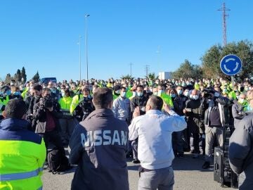 600 trabajadores de Nissan en Barcelona cortan la Ronda Litoral para exigir la reindustrialización de la planta