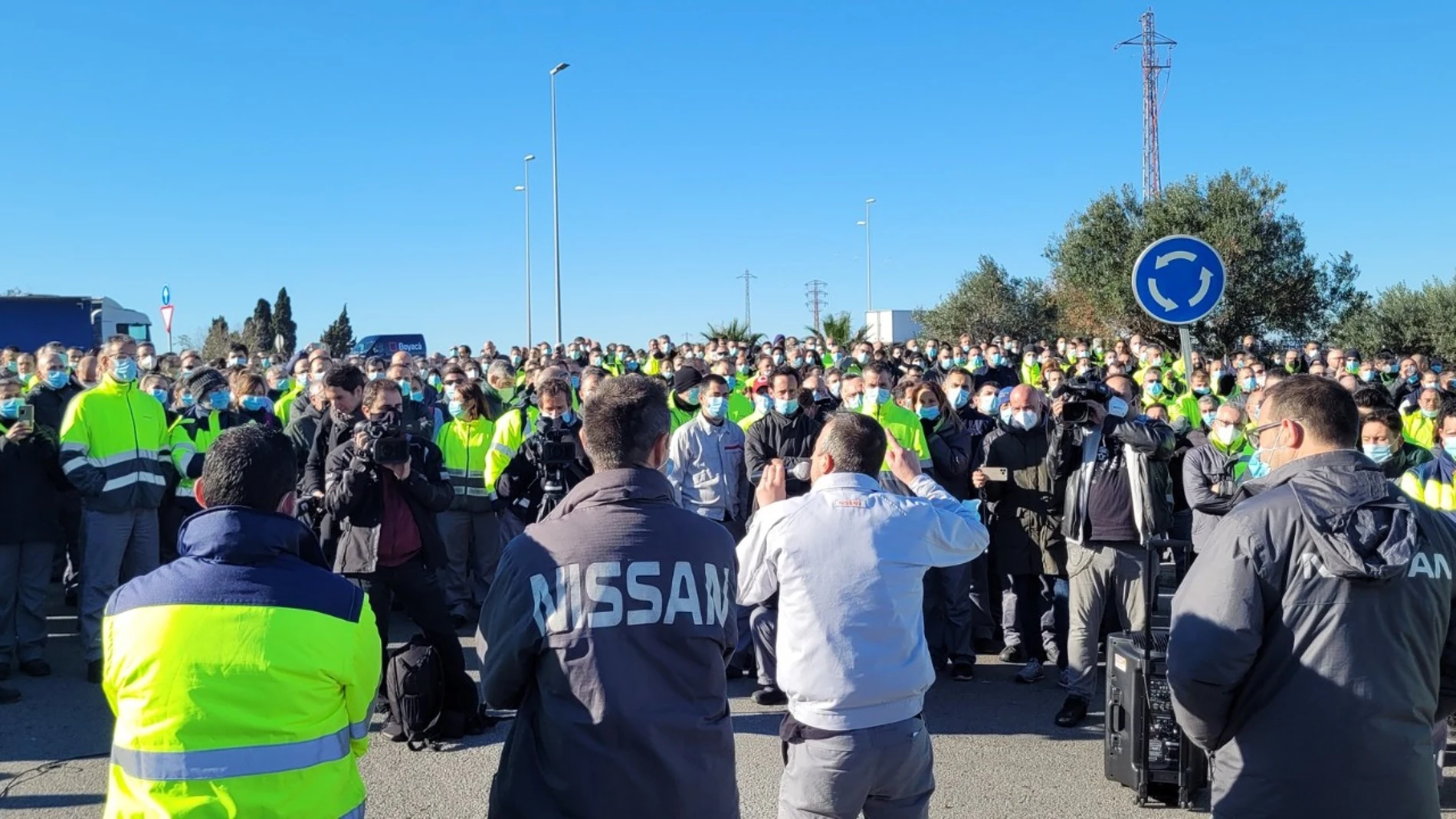 600 trabajadores de Nissan en Barcelona cortan la Ronda Litoral para exigir la reindustrialización de la planta