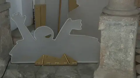 Barcelona cambia el tradicional belén junto al ayuntamiento por figuras luminosas en balcones y fachadas. Barcelona cambia el tradicional belén junto al ayuntamiento por figuras luminosas en balcones y fachadas.