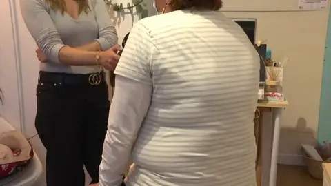 El calvario de una niña que sufrió bullying desde los 3 años, contado por su madre: "Patadas, insultos, tocamientos y bolsas en la cabeza" El calvario de una niña que sufrió bullying desde los 3 años, contado por su madre: "Patadas, insultos, tocamientos y bolsas en la cabeza"