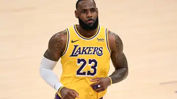 La NBA multa con 15.000 dólares a LeBron James por llevarse las manos a sus genitales tras una canasta La NBA multa con 15.000 dólares a LeBron James por llevarse las manos a sus genitales tras una canasta