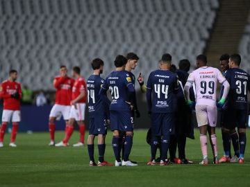 El partido de la verguenza: un brote de covid obliga al Belenenses a jugar con 9 jugadores ante el Benfica