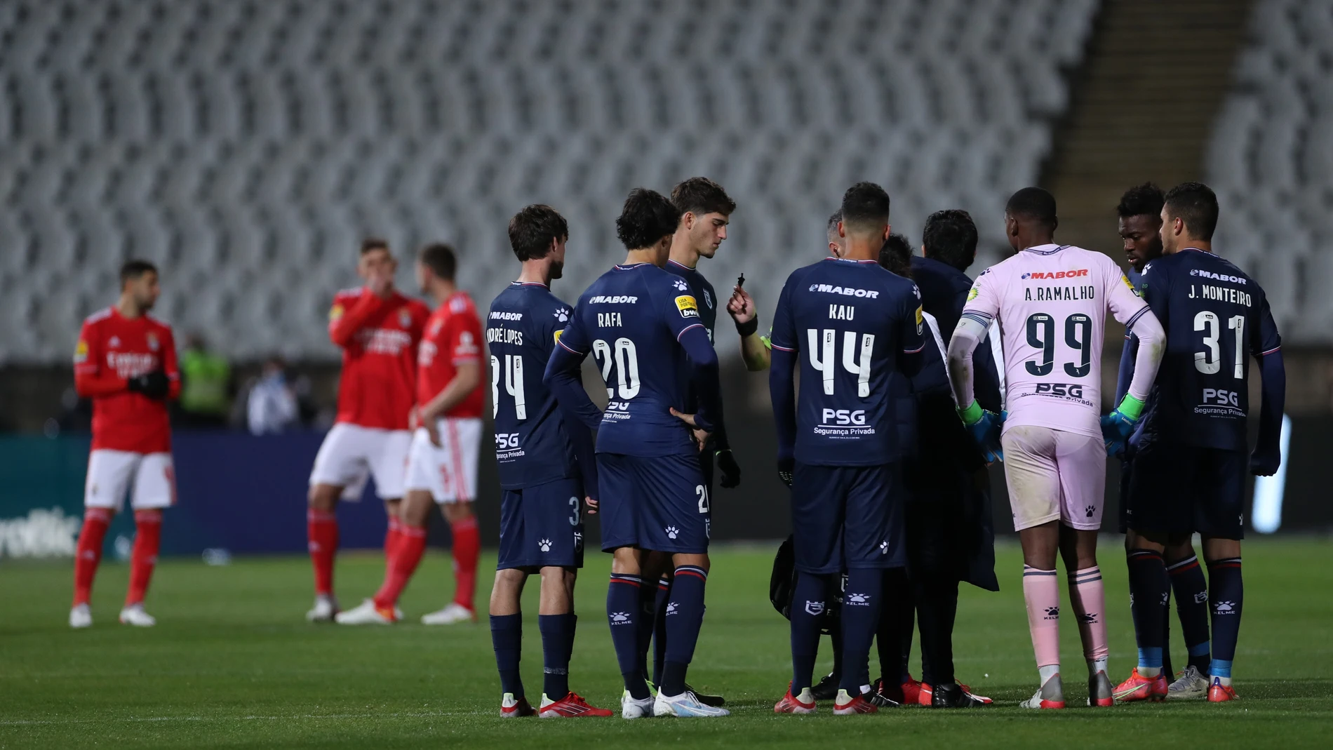 El partido de la verguenza: un brote de covid obliga al Belenenses a jugar con 9 jugadores ante el Benfica