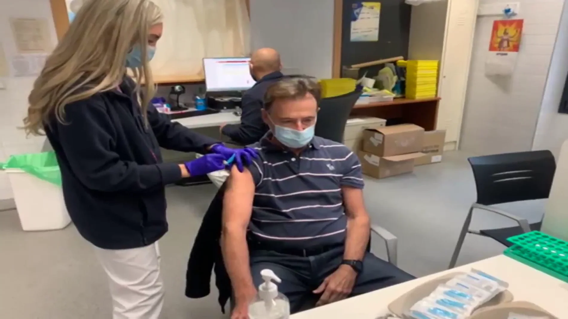 Matías Prats recibe la tercera dosis de la vacuna contra la Covid-19