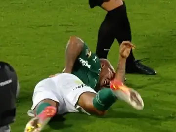 La acción más surrealista, Deyverson finge una agresión del árbitro para perder tiempo en la final de la Libertadores La acción más surrealista, Deyverson finge una agresión del árbitro para perder tiempo en la final de la Libertadores