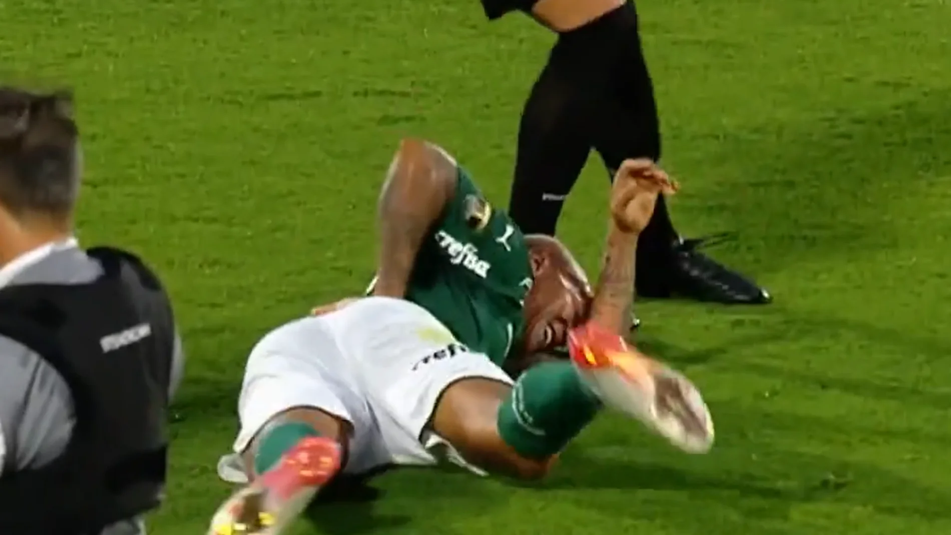 La acción más surrealista, Deyverson finge una agresión del árbitro para perder tiempo en la final de la Libertadores