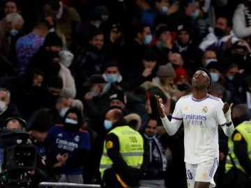 Vinicius se viste de héore y da una victoria vital al Madrid frente al Sevilla