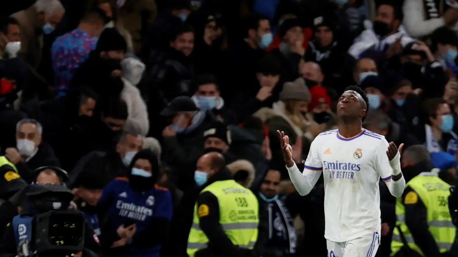 Vinicius se viste de héore y da una victoria vital al Madrid frente al Sevilla Vinicius se viste de héore y da una victoria vital al Madrid frente al Sevilla
