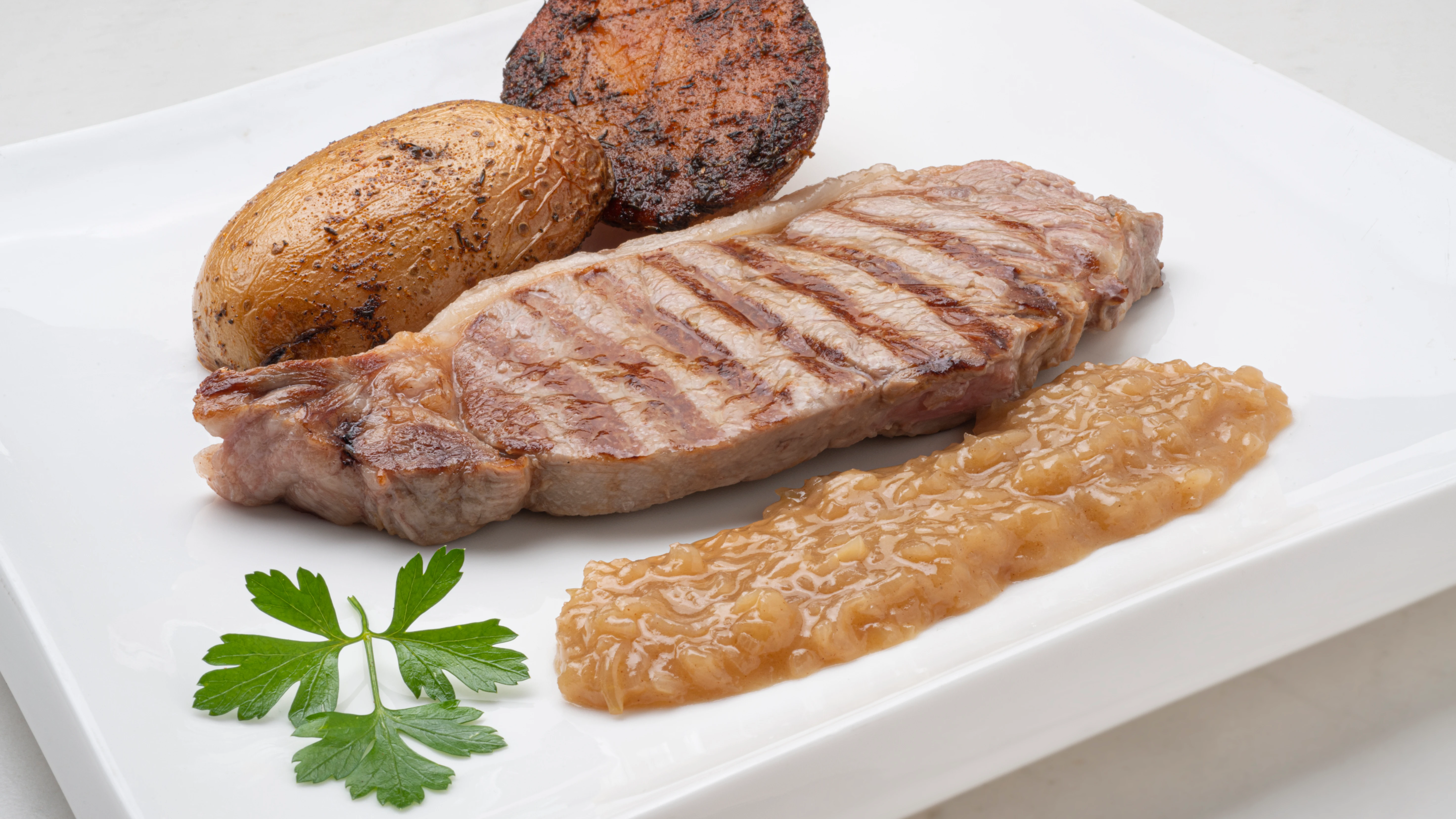 De Karlos Argui&ntilde;ano: entrecot con salsa de chalota y mostaza con patatas asadas