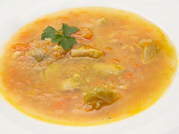 Rico y con fundamento: sopa de quinoa con verduras y pollo