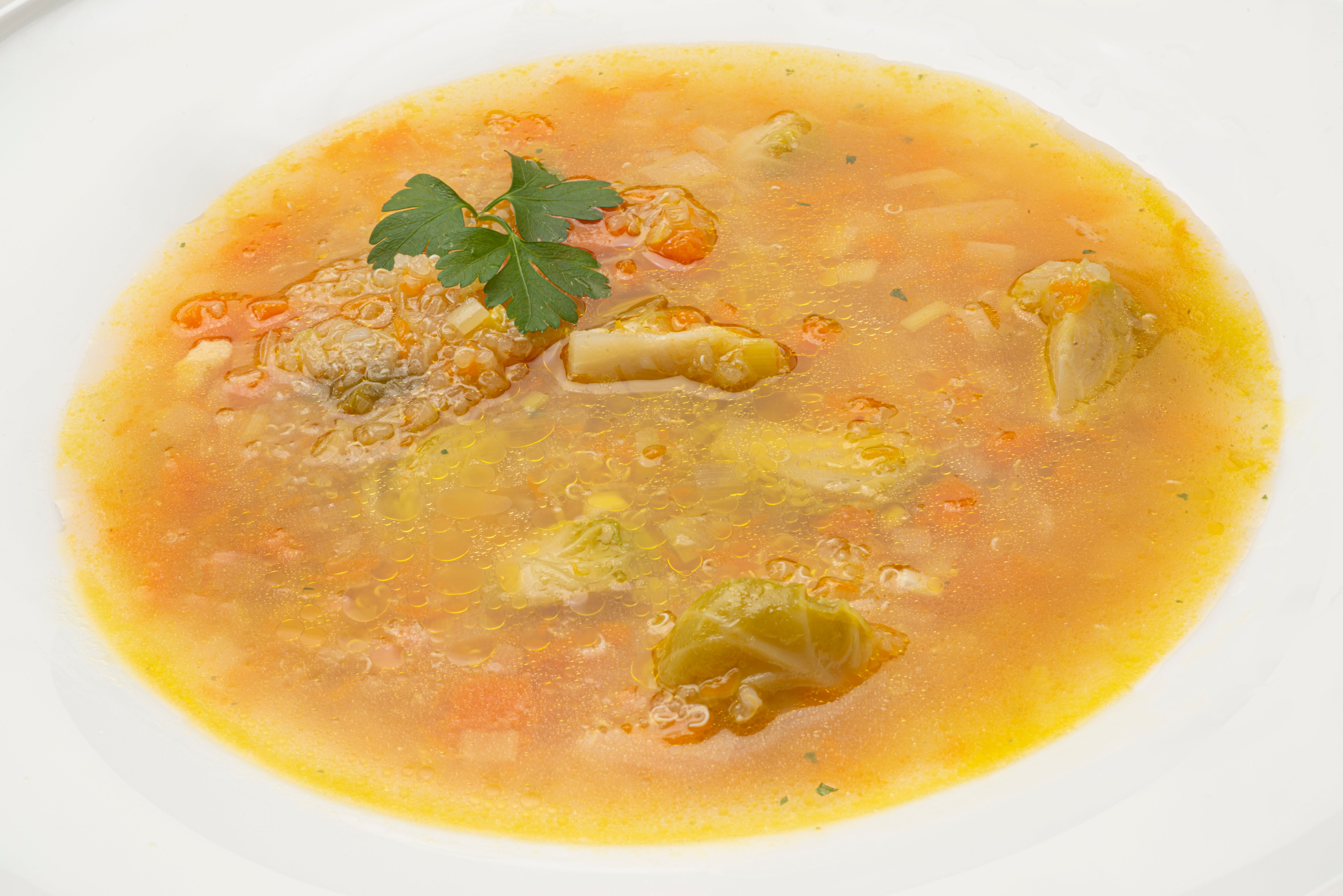 Rico y con fundamento: la sopa de quinoa con verduras y pollo de Arguiñano