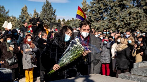 Luis García Montero, viudo de Almudena Grandes, y su hija: su último adiós a la escritora