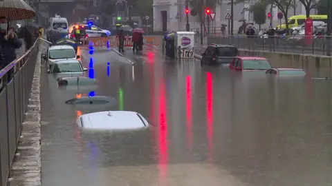 Bilbao y Cantabria registran numerosas incidencias por el fuerte temporal. Cortes de vías y carreteras y desbordamientos de ríos. Bilbao y Cantabria registran numerosas incidencias por el fuerte temporal. Cortes de vías y carreteras y desbordamientos de ríos.