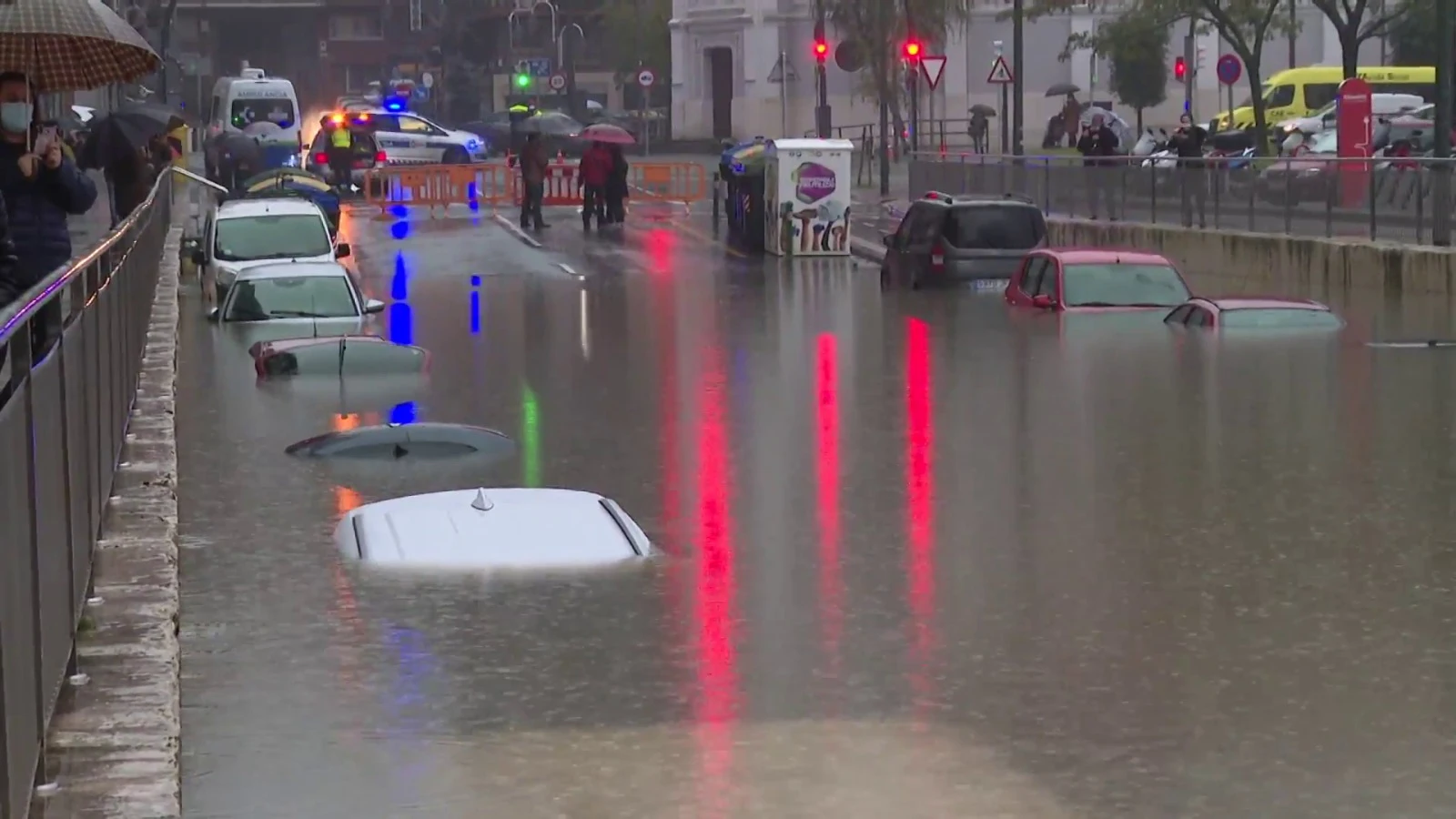 Bilbao y Cantabria registran numerosas incidencias por el fuerte temporal. Cortes de vías y carreteras y desbordamientos de ríos. Bilbao y Cantabria registran numerosas incidencias por el fuerte temporal. Cortes de vías y carreteras y desbordamientos de ríos.