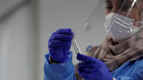 España confirma el primer caso de la variante Ómicron de la COVID-19 España confirma el primer caso de la variante Ómicron de la COVID-19