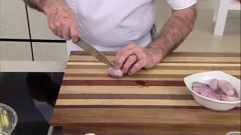 Karlos Arguiñano presenta la chalota, un alimento utilizado por los chefs de cocina Karlos Arguiñano presenta la chalota, un alimento utilizado por los chefs de cocina