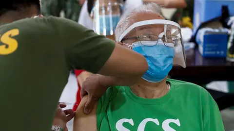 Una mujer recibe la vacuna contra el coronavirus Una mujer recibe la vacuna contra el coronavirus