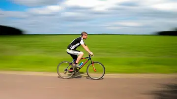 Un cazador confunde a un ciclista con un conejo y le dispara una ráfaga de perdigones Un cazador confunde a un ciclista con un conejo y le dispara una ráfaga de perdigones