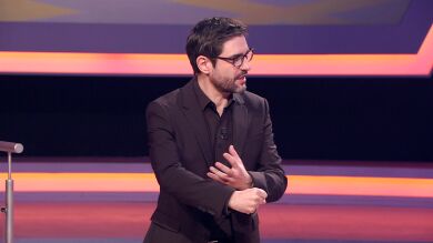 El lío de Juanra Bonet al imaginar una provocativa fantasía con un concursante de ‘¡Boom!’