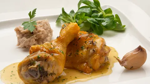 ¡Más fácil, imposible! La receta de muslo de pollo con puré de castañas, de Karlos Arguiñano ¡Más fácil, imposible! La receta de muslo de pollo con puré de castañas, de Karlos Arguiñano