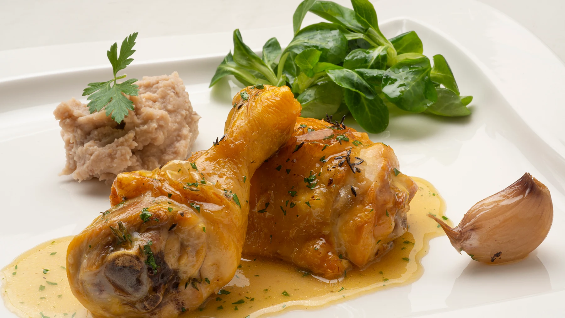 &iexcl;M&aacute;s f&aacute;cil, imposible! La receta de muslo de pollo con pur&eacute; de casta&ntilde;as, de Karlos Argui&ntilde;ano