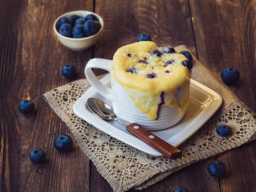 Con un plátano y unos arándanos puedes hacer un bizcocho delicioso.