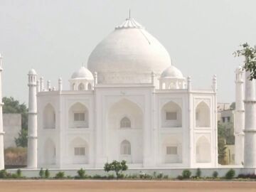 Un hombre construye un Taj Mahal para su esposa como acto de amor
