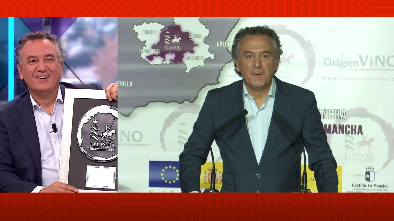 Roberto Brasero recoge un premio. Roberto Brasero recoge un premio.