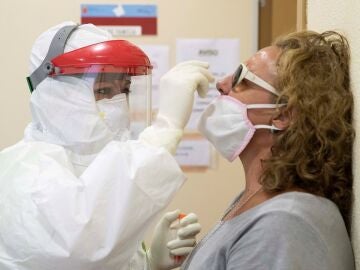 Variante ómicron del coronavirus: periodo de incubación y días de aislamiento necesarios para convivientes 