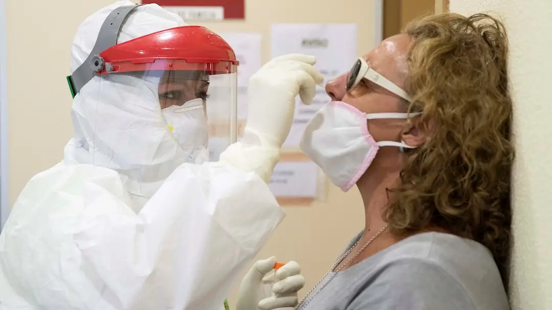 Variante &oacute;micron del coronavirus: periodo de incubaci&oacute;n y d&iacute;as de aislamiento necesarios para convivientes 