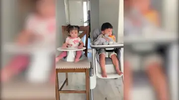 Un padre pone a prueba a su hijo de dos años para ver si comparte la comida con su hermana