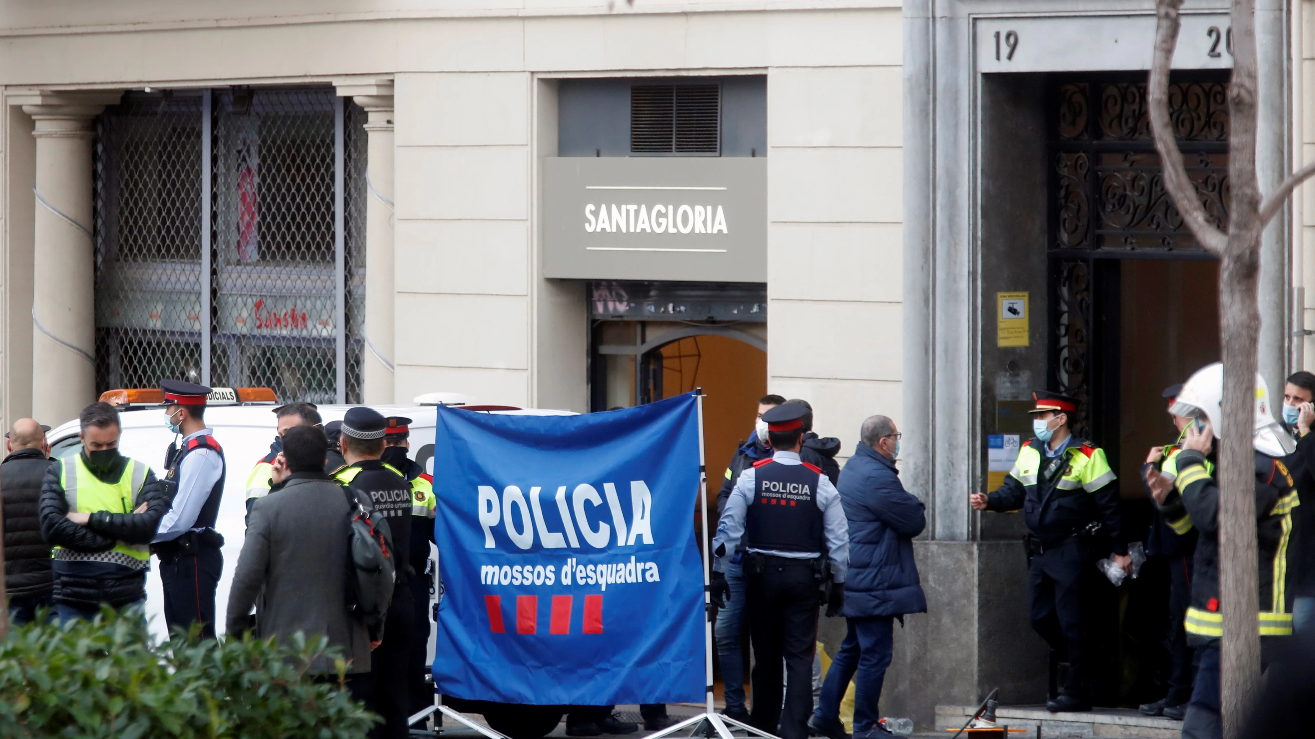 Mueren 4 personas al incendiarse el local donde viv&iacute;an en Barcelona.