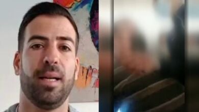 El momento en el que un pasajero intenta abrir la puerta de un avión y es reducido por el pasaje