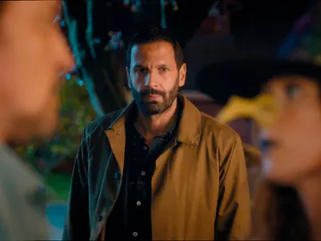 Adam arriesga su trabajo para conquistar a Morgane que… ¡rehace su vida con Ludo! Adam arriesga su trabajo para conquistar a Morgane que… ¡rehace su vida con Ludo!