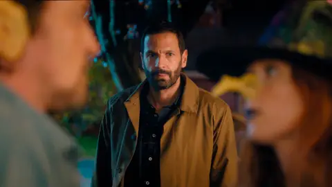 Adam arriesga su trabajo para conquistar a Morgane que… ¡rehace su vida con Ludo! Adam arriesga su trabajo para conquistar a Morgane que… ¡rehace su vida con Ludo!